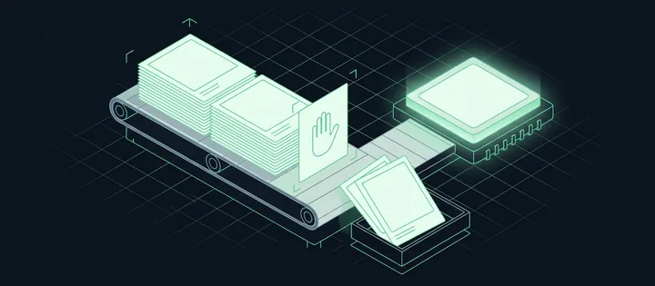Illustration: Illustration: Ein Förderband trägt Beitragskarten in einen KI-Block; ein Formular mit grünem Handflächen-Stoppsymbol leitet einige Karten in eine eigene Ablage um.